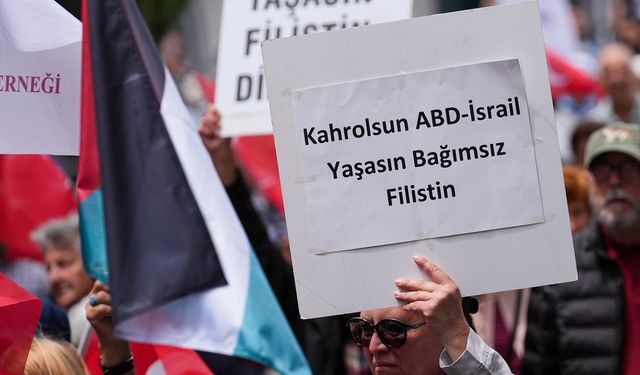 İzmir'de Cumhuriyet Kadınları Derneğinden Gazzeli annelere destek yürüyüşü