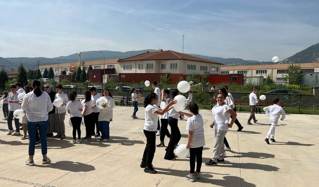 Kütahya’da özel öğrenciler beyaz giyinip engellilere dikkati çekti