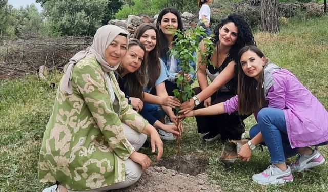 Manisa'da anaokulu öğretmen ve öğrencileri fidan dikti