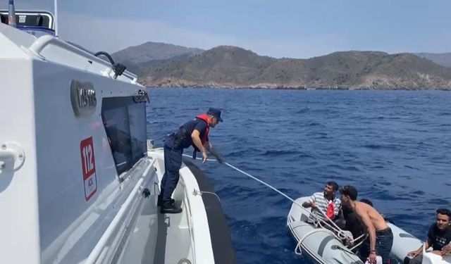 Muğla açıklarında su alan bottaki 14 düzensiz göçmen kurtarıldı