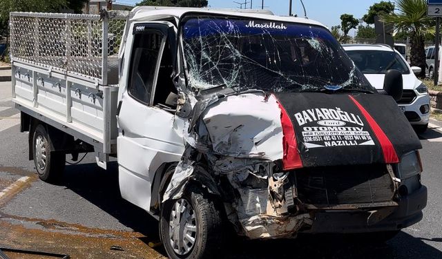 Nazilli'de tırla kamyonetin çarpıştığı kazada baba ve iki çocuğu yaralandı