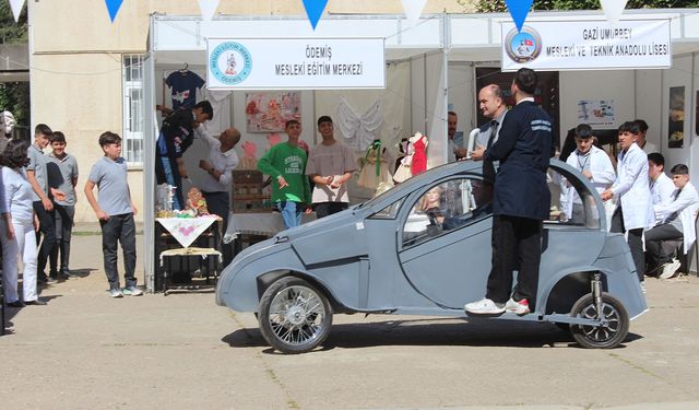 Ödemiş'te liselilerin geri dönüşümle tasarladığı elektrikli araç sergilendi