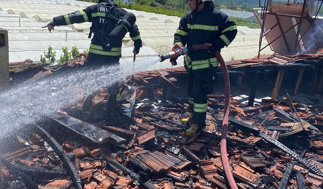 Ortaca'da yangın çıkan binanın çatı katında hasar oluştu