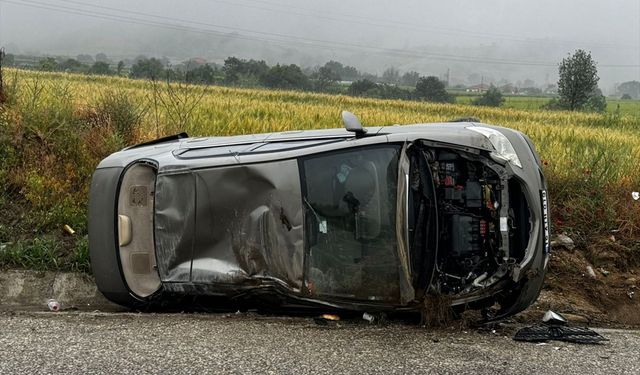 Sarıgöl'de devrilen otomobildeki 3 kişi yaralandı