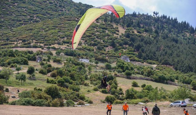 Türkiye Yamaç Paraşütü Ege Bölgesi Hedef Yarışması Uşak'ta başladı