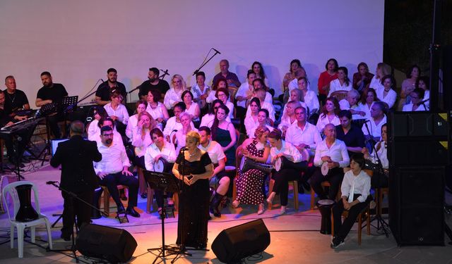 TRT Ritim Sanatçısı Turan Mamay şefliğinde konser verildi