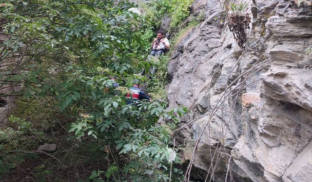 Manisa İtfaiyesi uçurumdan düşen kişi kurtarıldı