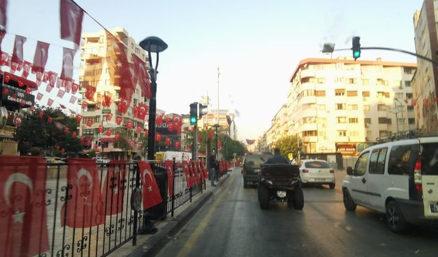 Çarşı bayraklarla donatıldı