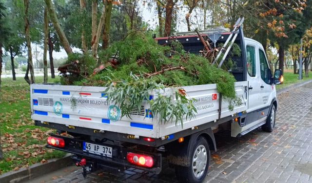 Manisa Büyükşehir Ekipleri Fırtına ve Yağışa Karşı Seferber Oldu