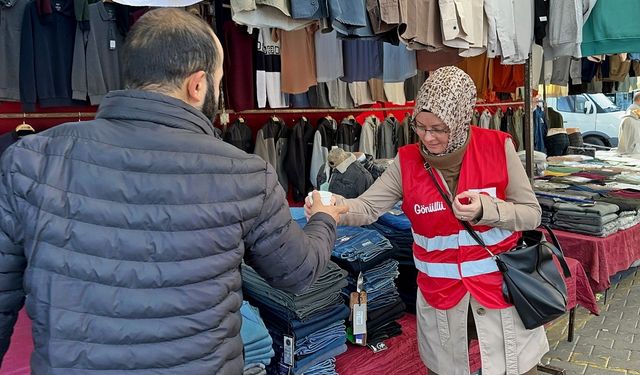 Türk Kızılay Manisa İl Merkezi Başkanlığı ekipleri, esnaf ve vatandaşlara mesir macunlu süt ikram etti.