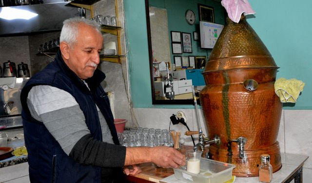 Manisa’da 35 Yıldır Sıcak Sütlü Salep Geleneği