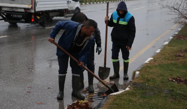 Manisa'da MASKİ ekipleri şiddeli yağışa karşı sahada