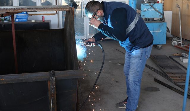 Yunusemre Belediyesi, Kendi Kaynaklarıyla Çöp Konteyneri Üretmeye Başladı