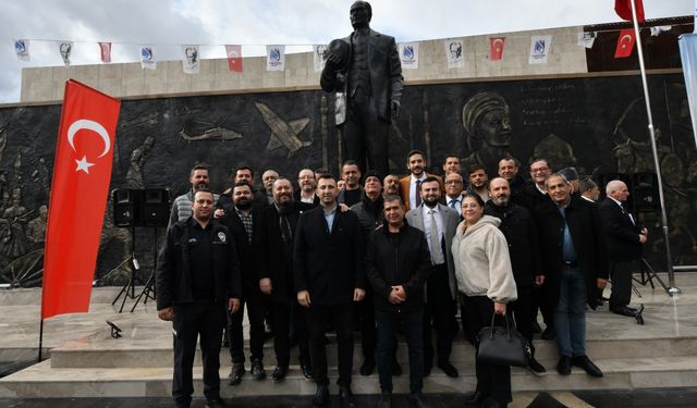 100.Yıl Meydanı Atatürk Heykeliyle Taçlandı