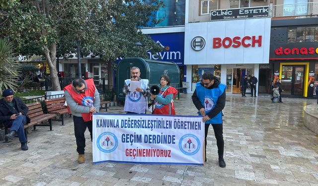 Manisalı Öğretmenler, Geçim Sıkıntısını Protesto Ederek Maaş Bordrolarını Yaktı