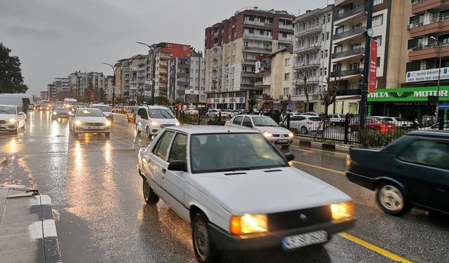 Manisa'da Yağmurlu Günde Trafik Çilesi