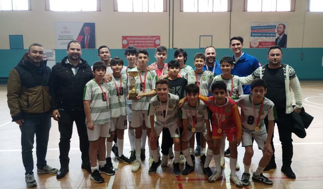 Manisa Şampiyonu Spil Ortaokulu Futsalda Bölge Finallerine Katılacak