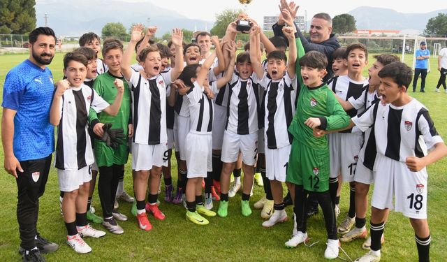 Yunusemre Belediyesi 23 Nisan Futbol Turnuvası’nda Şampiyon Manisaspor Oldu
