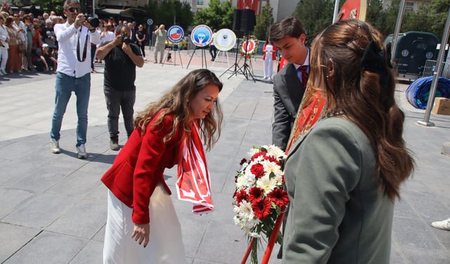 CHP Manisa İl Başkanlığı 23 Nisan'da çelenk sunma programı gerçekleştirdi