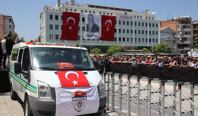 Cenaze Aracının Önünde Manisaspor Bayrağı: Ferdi Zeyrek’e Büyük Aşkıyla Veda