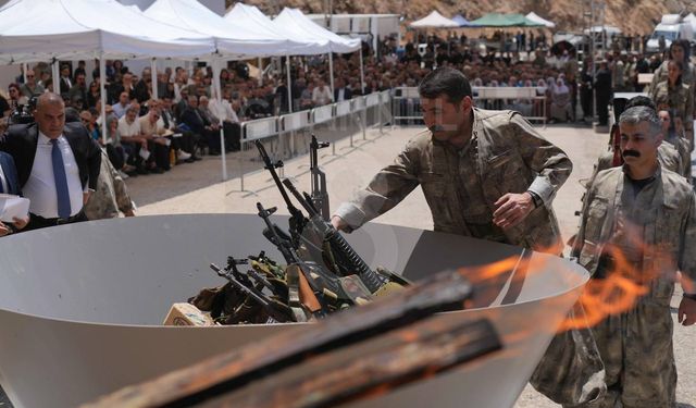 PKK silahlarını yaktı