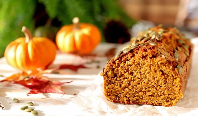 Kahvaltıların yeni yıldızı: Mis gibi bal kabağı ekmeği yapımı