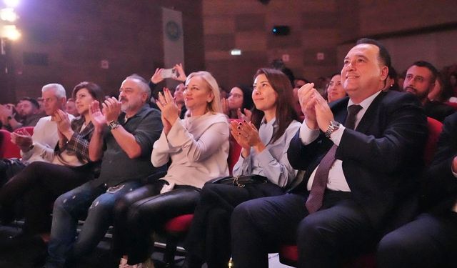 Başkan Dutlulu, "Romeo ve Juliet" Gösterisini Manisalılarla Birlikte İzledi