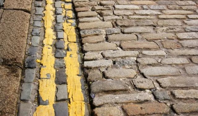 Yoldaki çift sarı çizgiler tehlikeyi gösteriyor: Aman geçmeyin!