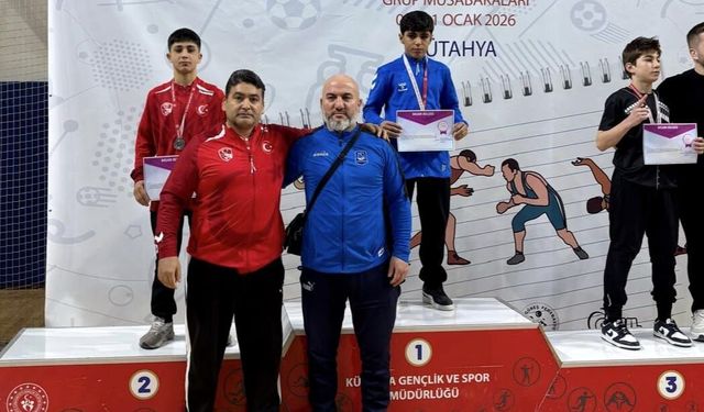 Yunusemre Belediyesporlu Güreşçiler Kütahya'dan Üç Madalya İle Döndü