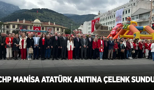 CHP Manisa Atatürk Anıtına Çelenk Sundu