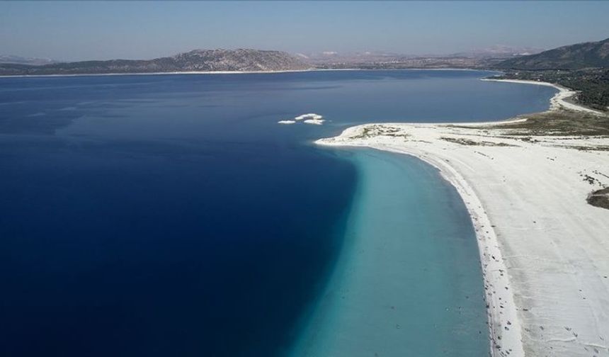 Salda / Burdur'da bulunan Salda, turkuaz rengi denizi ve altın rengindeki kumu ile her mevsimde vatandaşların ilgisini çekiyor.