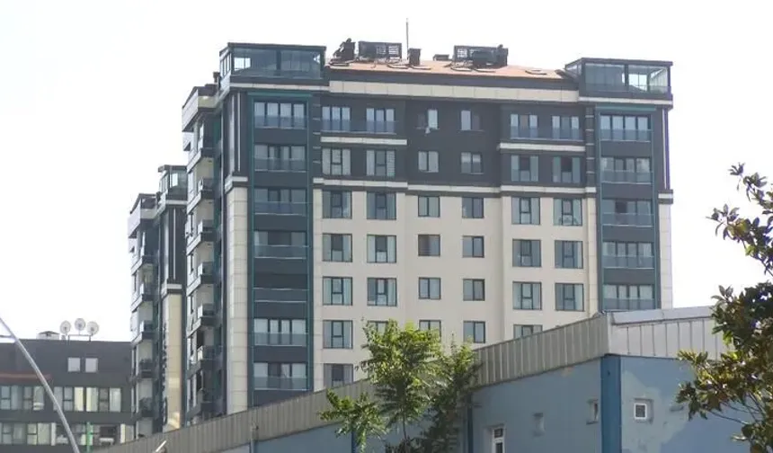 Yüksek fiyatlarla evini kiraya vermek isteyen ev sahipleri, alacaklarını garanti altına almak için yeni şartlar ortaya koymaya başladı. Kiralık ilanı veren bazı ev sahiplerinin, maaş bordrosu, kredi notu gibi kriterler tepkilere neden oldu. Ev sahiplerinin yaptırımla karşı kaşıya kalabileceğini hatırlatan Tüketici Konfederasyonu Başkanı Ağaoğlu, "Hukuka aykırıdır bu. Kimse kimsenin maaşını, sabıka kaydını sorgulayamaz. Bu bilgileri vermek zorunda değiller" dedi.