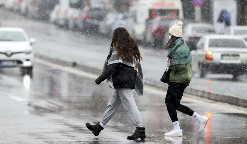 Ülke genelinde havalar soğudu. Kış artık kendini göstermeye başladı. Peki, önümüzdeki günlerde hava durumu nasıl?   Meteoroloji kahini olarak bilinen Kerem Ökten'den son hava tahminleri geldi. İşte o kritik açıklamalar...