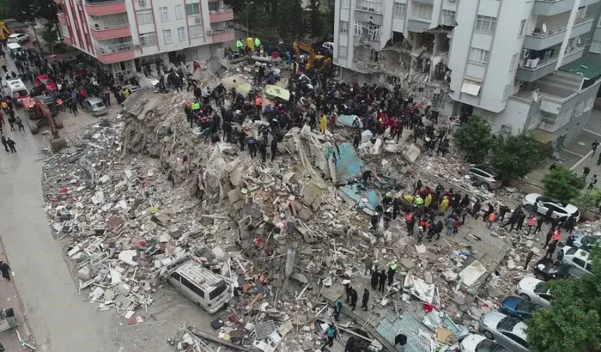 Bu kapsamda deprem sebebiyle oluşan yeni kırıklar dahil zemini her türlü ayrıntılarıyla birlikte mikro- bölgeleme ve ayrıntılı jeolojik etüt raporlarıyla, zemin etüt raporlarıyla hocalarımızla, jeologlarımızla, jeofizik mühendislerimizle inceliyoruz. En doğru, en sağlam zemine ve o zemine göre yapılaşmayı seçerek, radye temel üzerine tünel kalıp sistemiyle yöresel mimariye uygun, zemin artı 3-4 katı geçmeyecek konutlarımızın inşasının sürecini de eş zamanlı inşallah yürütüyor olacağız.