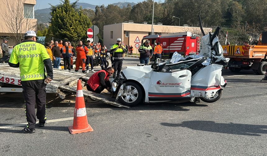İzmir'de çarpıştığı iki tırın arasında kalan otomobilin sürücüsü öldü