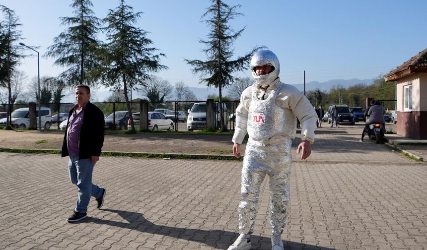 Düzce`de muay thai milli sporcusu Muhammet Bişgin, Mahalli İdareler Genel Seçimleri`nde oy kullanacağı okula, kendi tasarladığı astronot kostümüyle geldi.