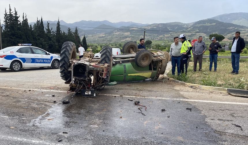Alaşehir'de otomobil ile traktörün çarpıştığı kazada 2 kişi yaralandı