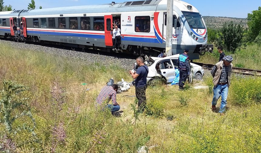 Manisa'da hemzemin geçitte trenin çarptığı otomobilin sürücüsü öldü