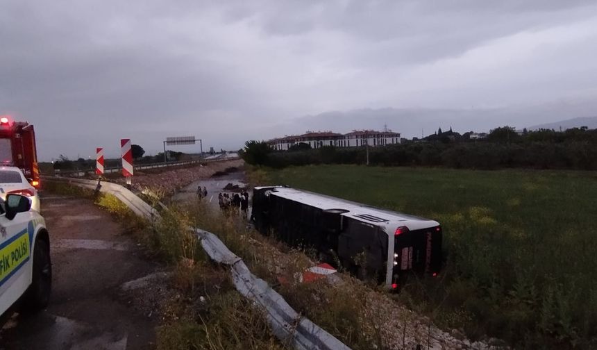 Akhisar’da Yolcu Otobüsü Şarampole Yuvarlandı: 10 Yaralı