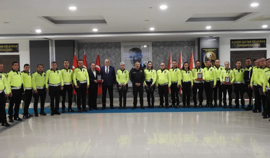 Manisa’da Trafik Haftası Gururu: Polisler ve Şoförler Onurlandırıldı