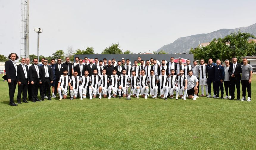 Manisaspor, şampiyonluk kupasını kaldırdı
