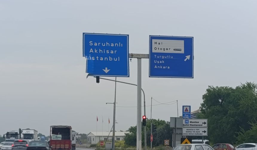 Gediz Otogar Kavşağı’nda tehlike saçan levhalar sürücüler için büyük risk oluşturuyor