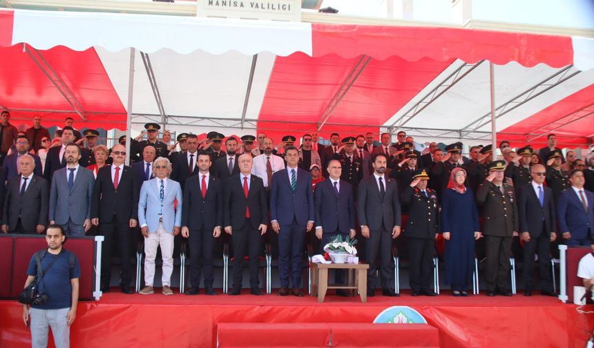 Manisa’da 19 Mayıs coşkusu Cumhuriyet Meydanı’nda yaşandı
