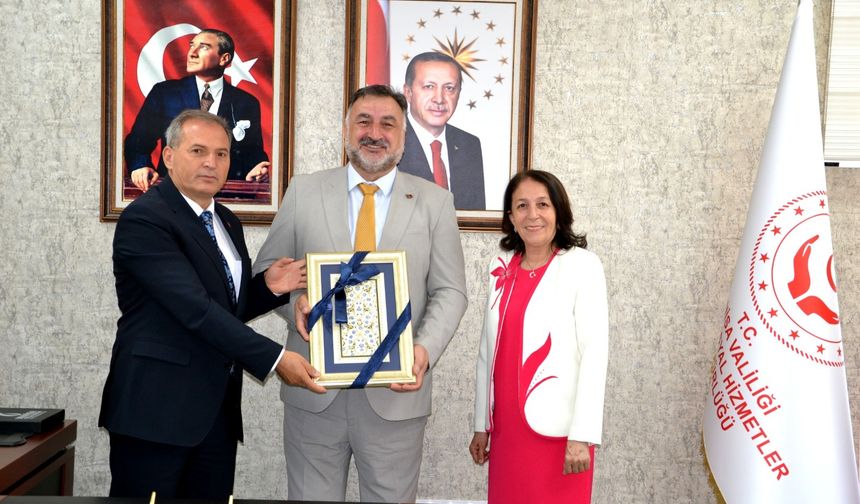 Yunusemre Halk Eğitim Merkezi’nden Sevgi Evleri’nde kalan çocuklara bayram sevinci