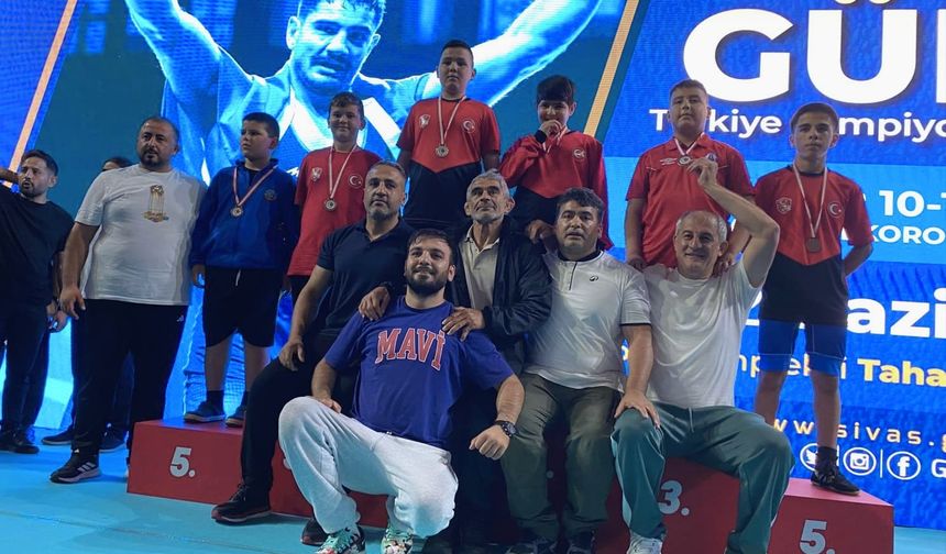 Yunusemreli güreşçiler Türkiye şampiyonu oldu