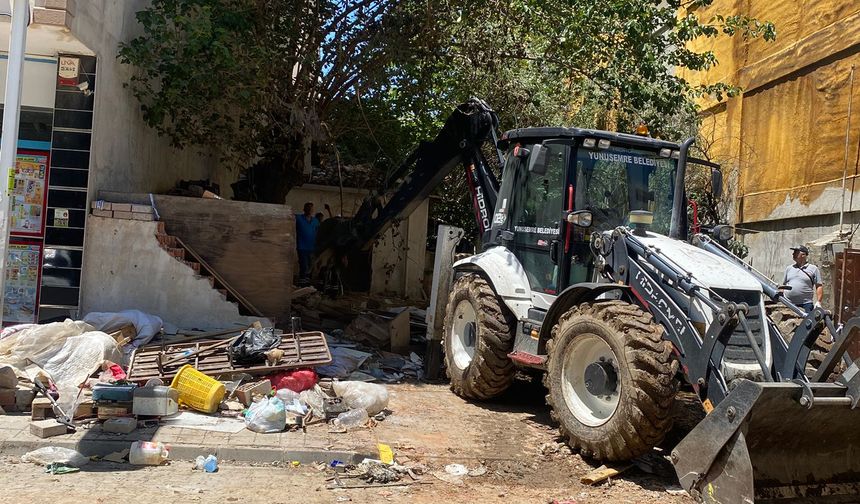 Yunusemre’de çöp ev temizlendi: 13 kamyon atık tahliye edildi