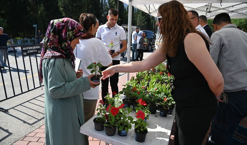 Bayramda Çiçekler Büyükşehir’den