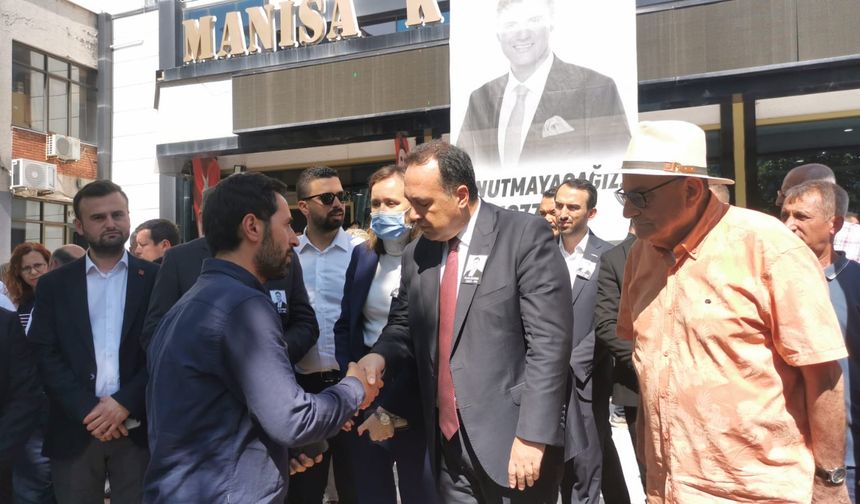 Besim Dutlulu ilk tebrikleri meclis çıkışında kabul etti