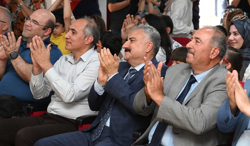 Fahri Aktaş’tan gönüllere dokunan mezuniyet