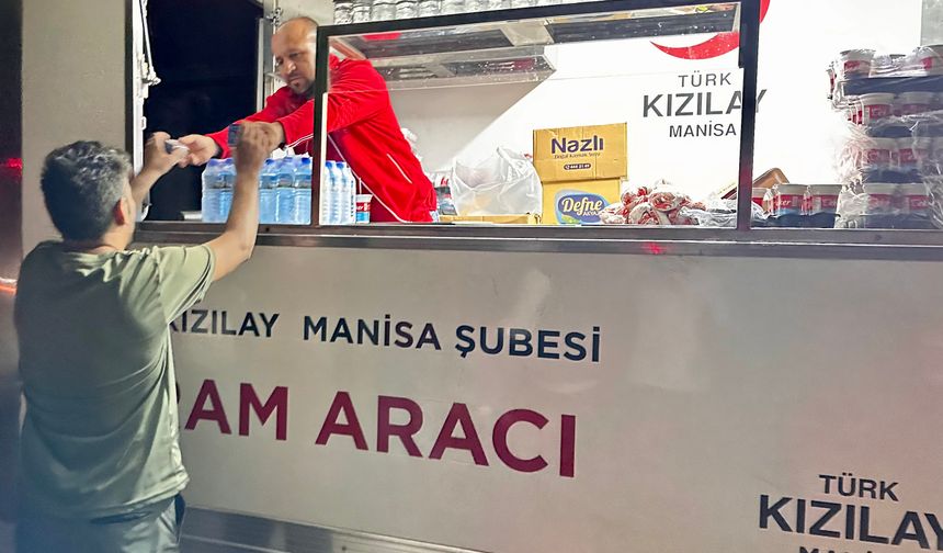 Türk Kızılay, Akhisar’daki yangın bölgesinde sahada: Vatandaşlara ve ekiplere destek sürüyor